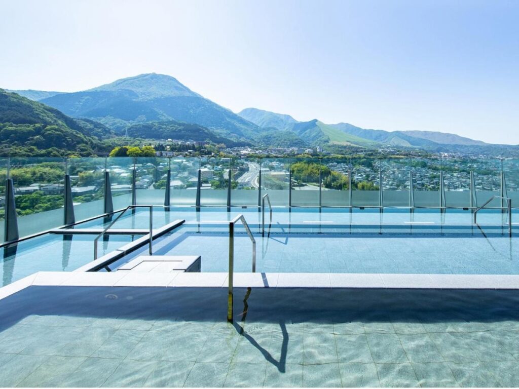 Suginoi Hotel Outdoor Pool Mountain View