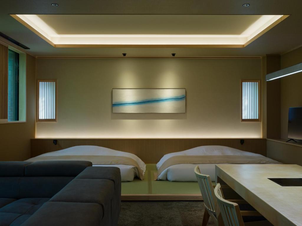 Suigan Modern Room With Beds And Table