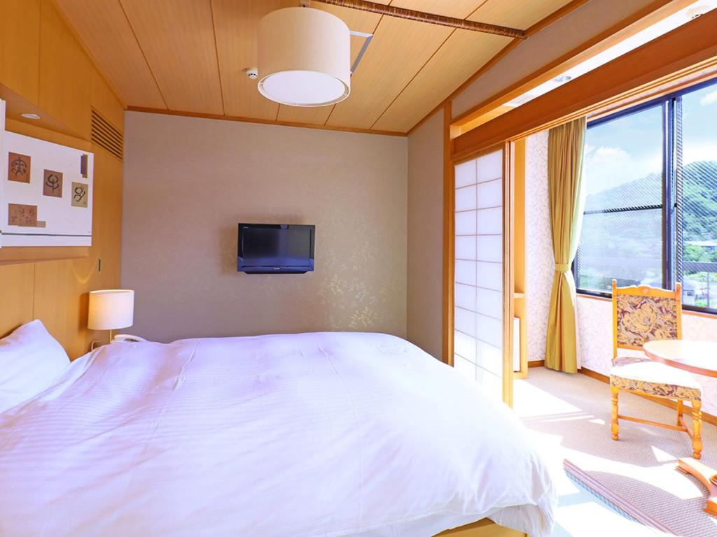 Taoya Akiu Bedroom Large Window