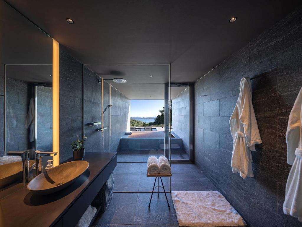 Tayuta Modern Bathroom Onsen View