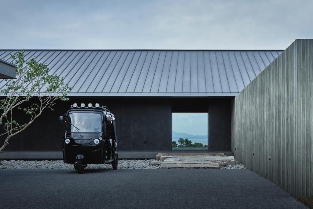 Tayuta Modern Building Tuktuk