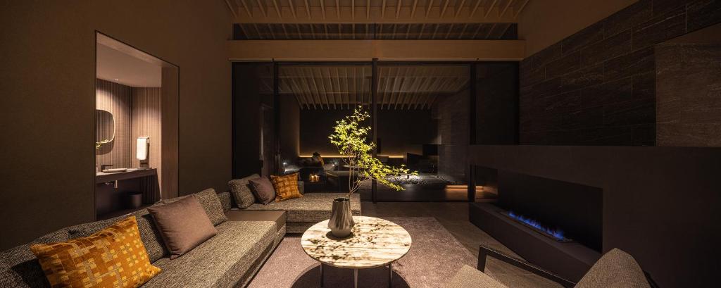 Tayuta Modern Lounge Fireplace