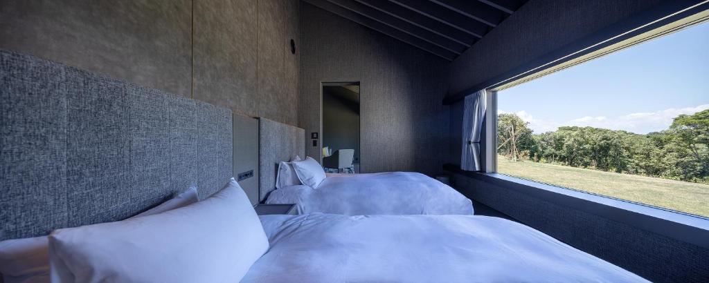 Tayuta Modern Room Large Window View