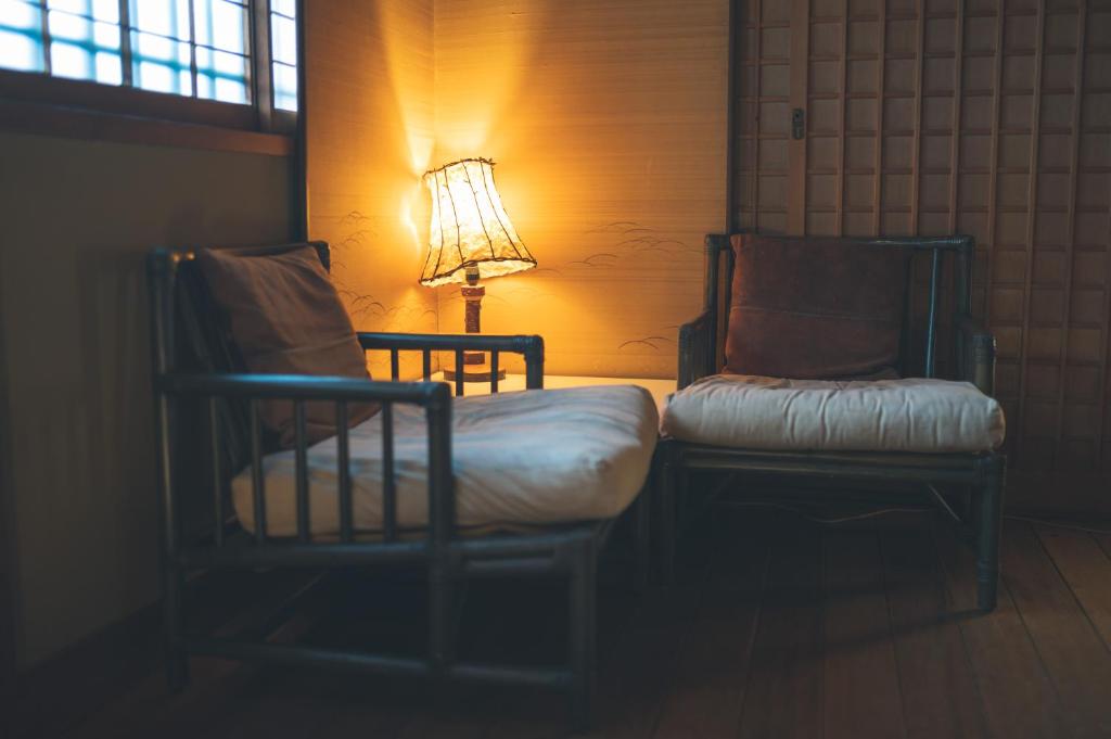 Tocen Goshoboh Lamp Chairs