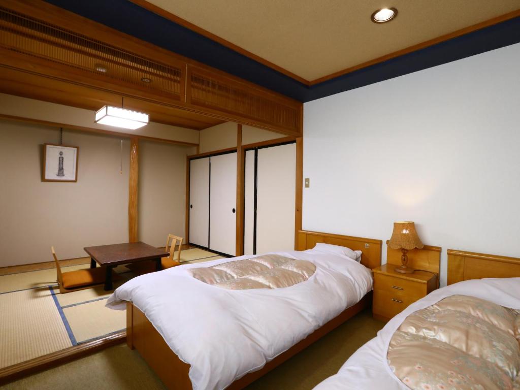 Tokiwaya Ryokan Tatami Bedroom