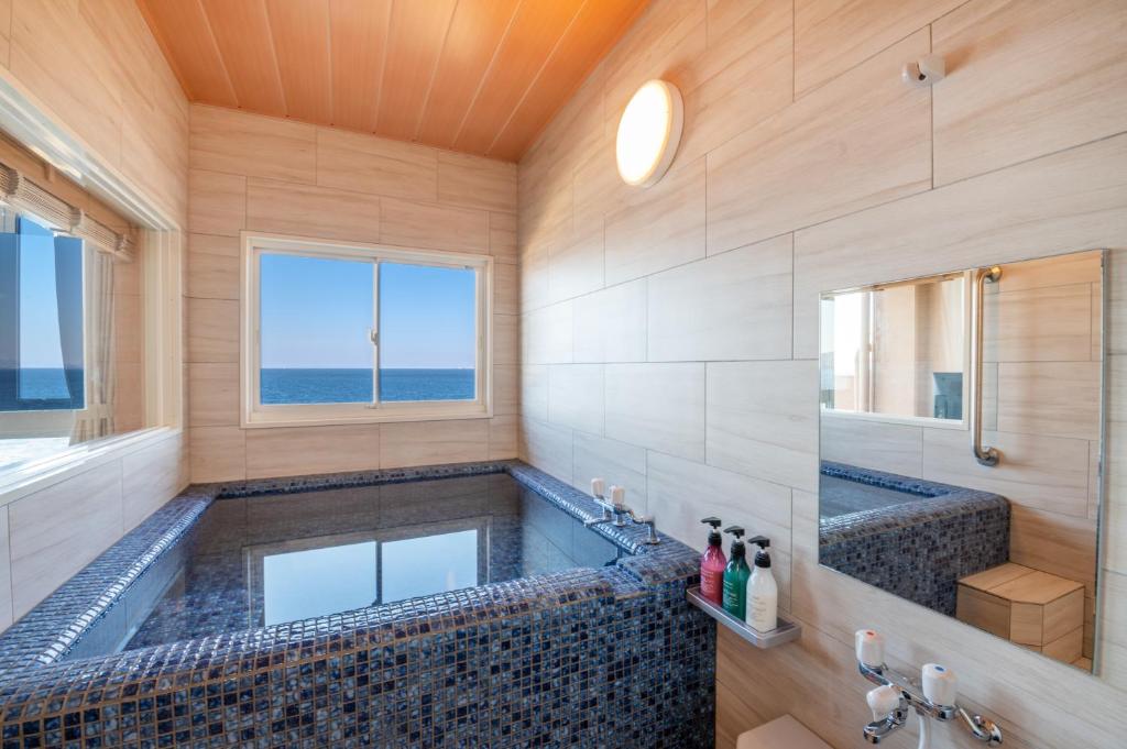 Umino Hotel Hajime Bathroom With Ocean View
