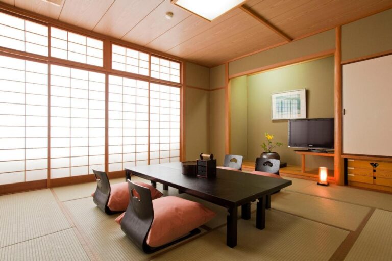 Yamatoya Honten Tatami Room Shoji Screens