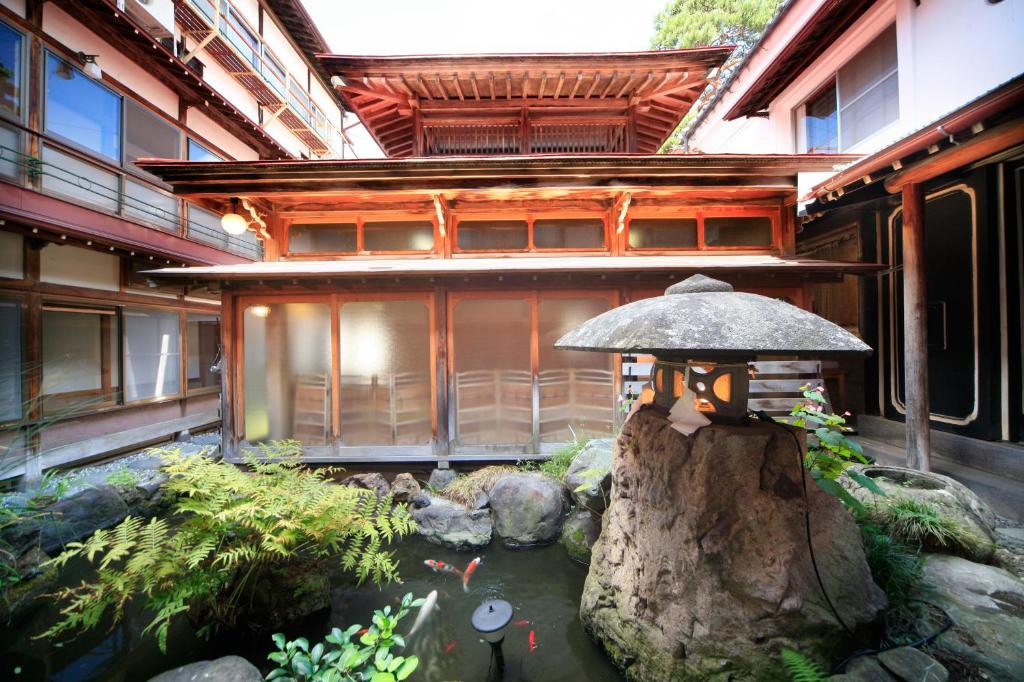 Yudanaka Onsen Seifuso Garden Courtyard
