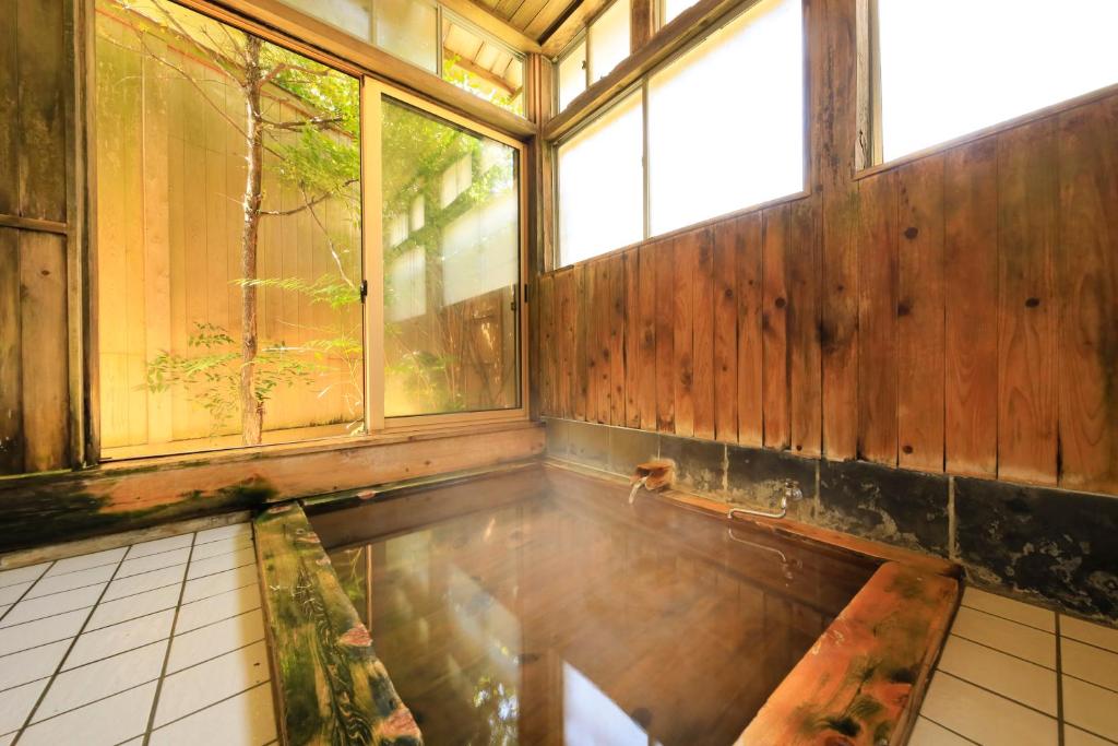 Yudanaka Onsen Seifuso Onsen Bath