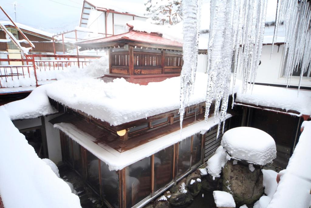 Yudanaka Onsen Seifuso Snowy Rooftop