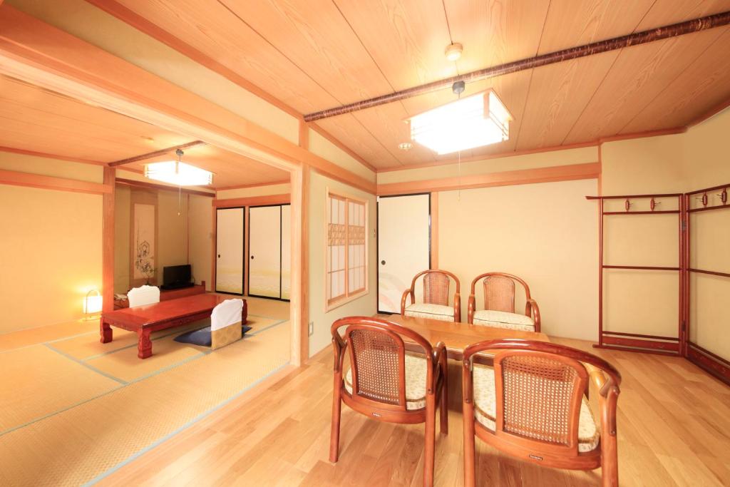 Yudanaka Onsen Seifuso Tatami And Wooden Chairs