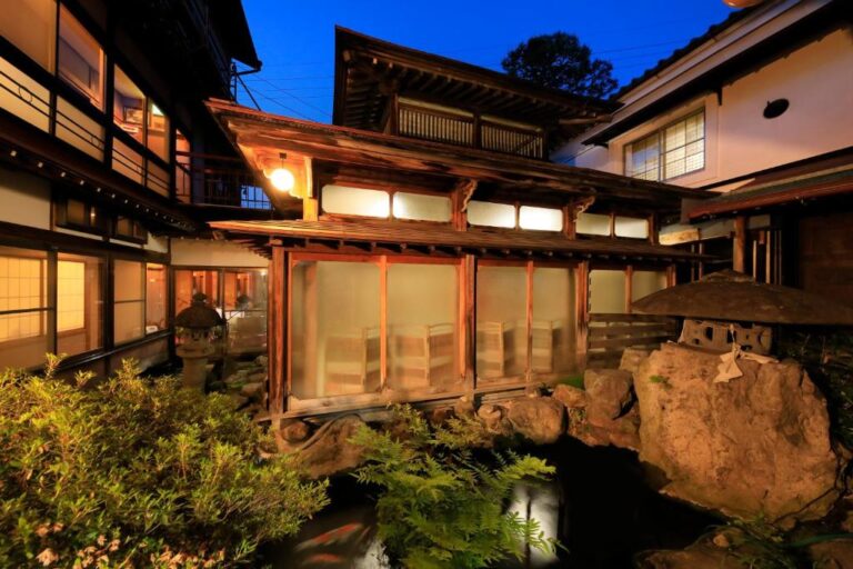 Yudanaka Onsen Seifuso Traditional Exterior