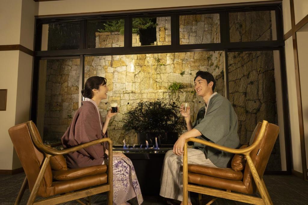 Yukai Resort Gero Onsen Gero Saichoraku Honkan Guests In Kimonos