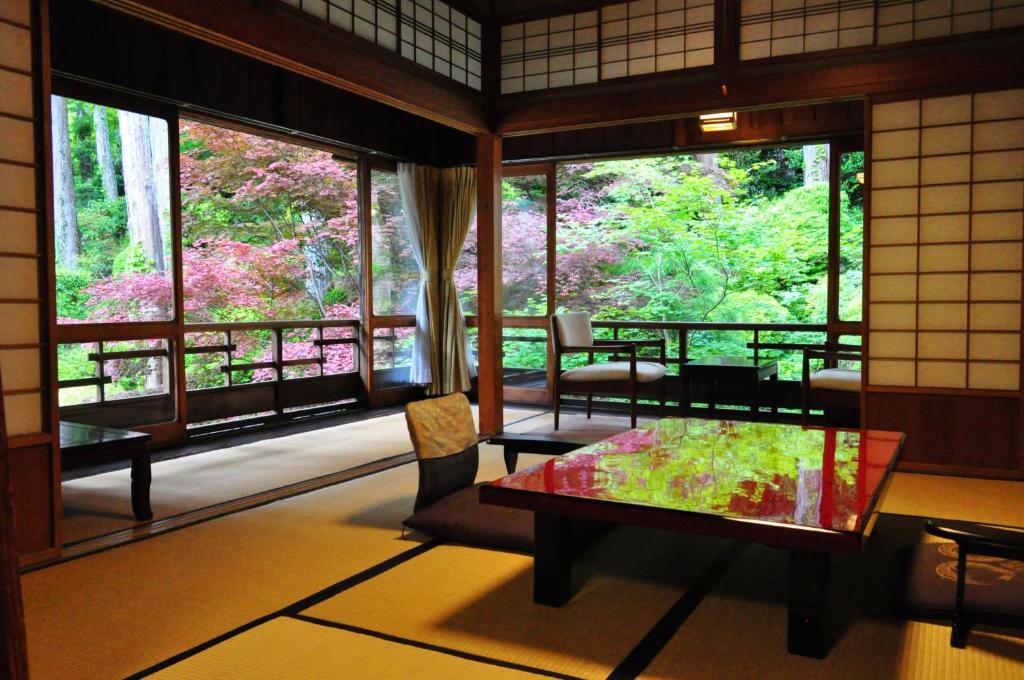 Yunoshimakan Tatami Room Garden View