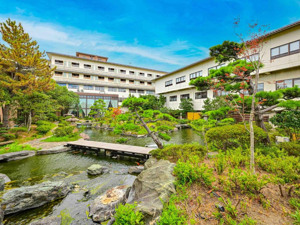 Awara Onsen Mimatsu Garden Pond