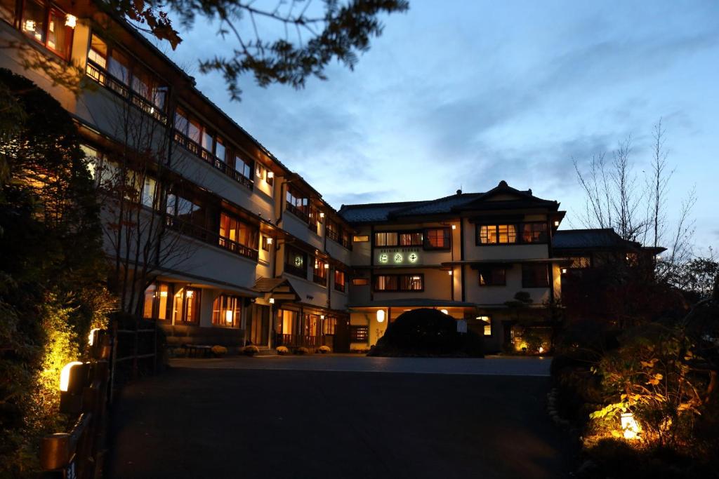 Chigira Jinsentei Night Exterior