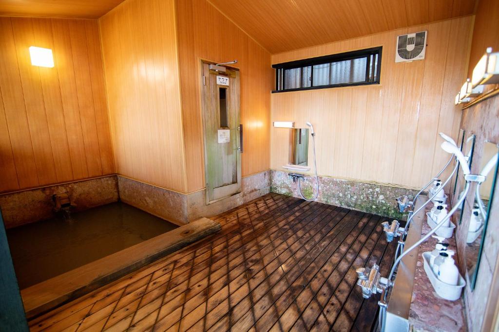 Chigira Jinsentei Onsen Bathroom