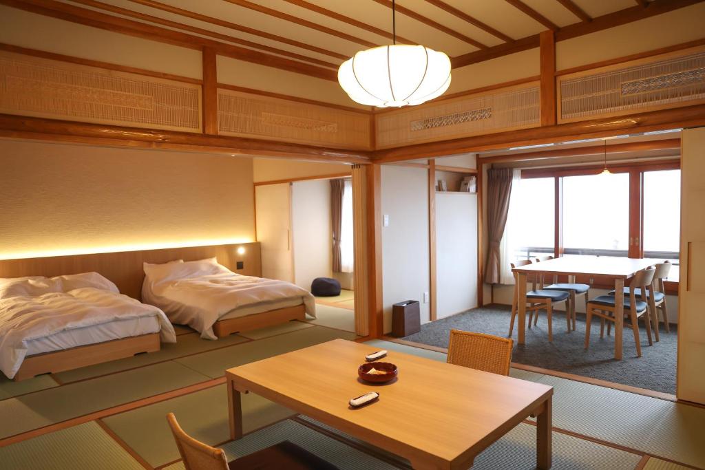 Chigira Jinsentei Tatami Room With Beds And Dining