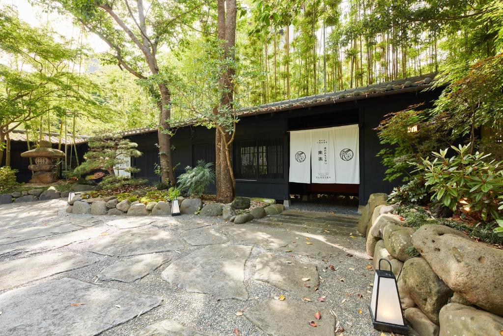 Flower Of Hospitality Nanraku Entrance Garden