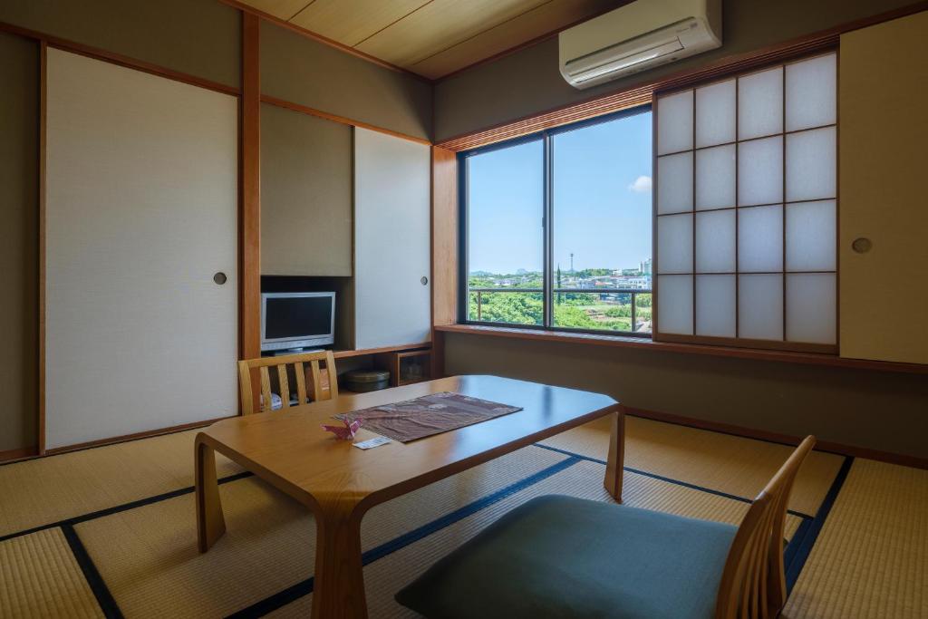 Ginsho Tatami Room With View