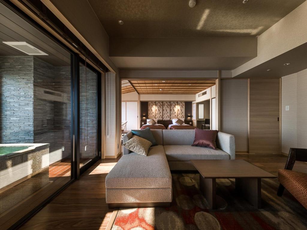 Ginsuiso Inn Inatori Living Room Onsen View