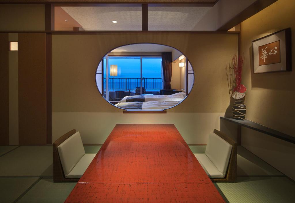 Hama No Yu Tatami Room Round Window