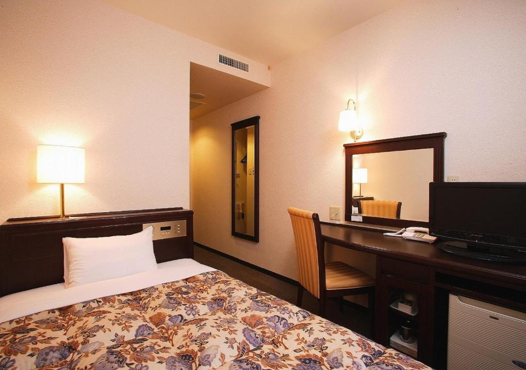 Hamamatsu Hotel Room Bed Desk