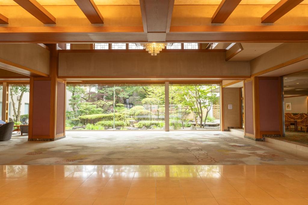 Hanabishi Hotel Lobby Garden View