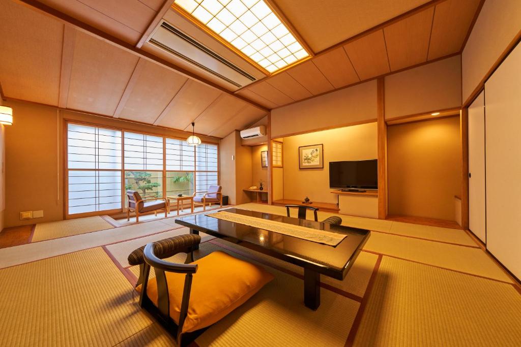 Hanabishi Hotel Tatami Room And Low Table