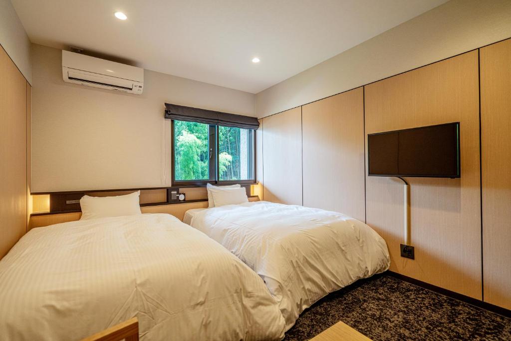 Hanajukai Modern Bedroom