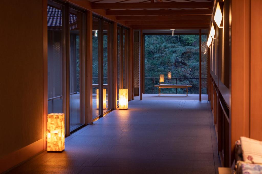 Hanamakionsen Kashoen Hallway Lanterns
