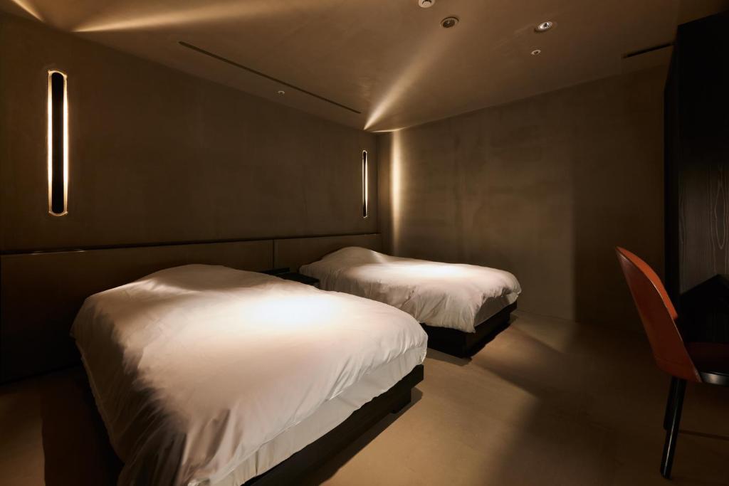 Hanamurasaki Modern Bedroom