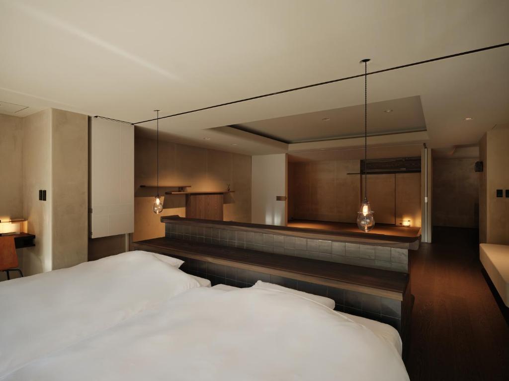 Hanamurasaki Modern Bedroom