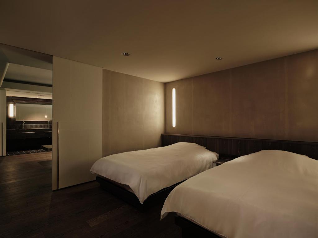 Hanamurasaki Modern Bedroom