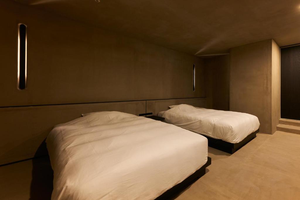 Hanamurasaki Modern Bedroom