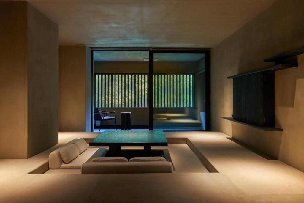 Hanamurasaki Modern Interior