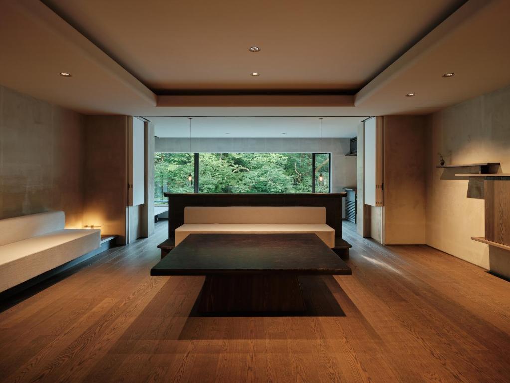 Hanamurasaki Modern Living Room