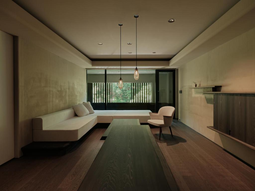 Hanamurasaki Modern Lounge