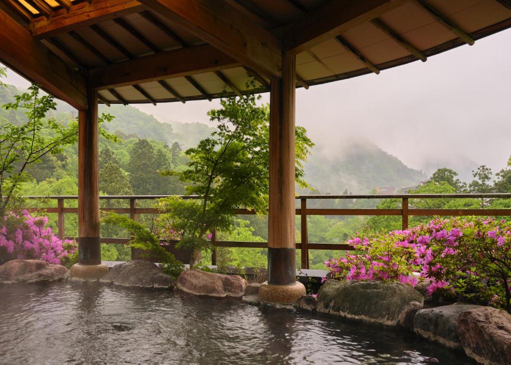 Hanamurasaki Rooftop Onsen View
