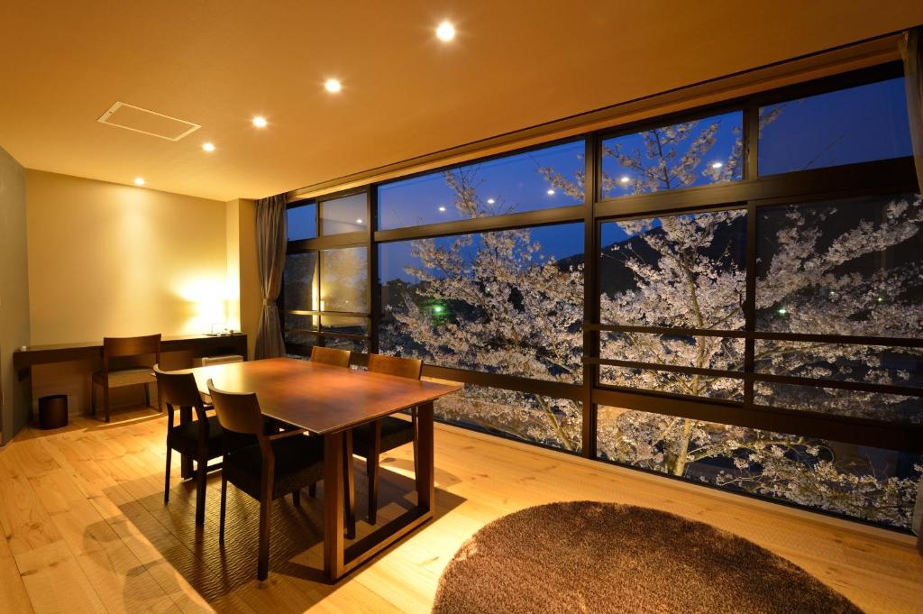 Hanayashiki Ukifune En Dining Room Cherry Blossom View