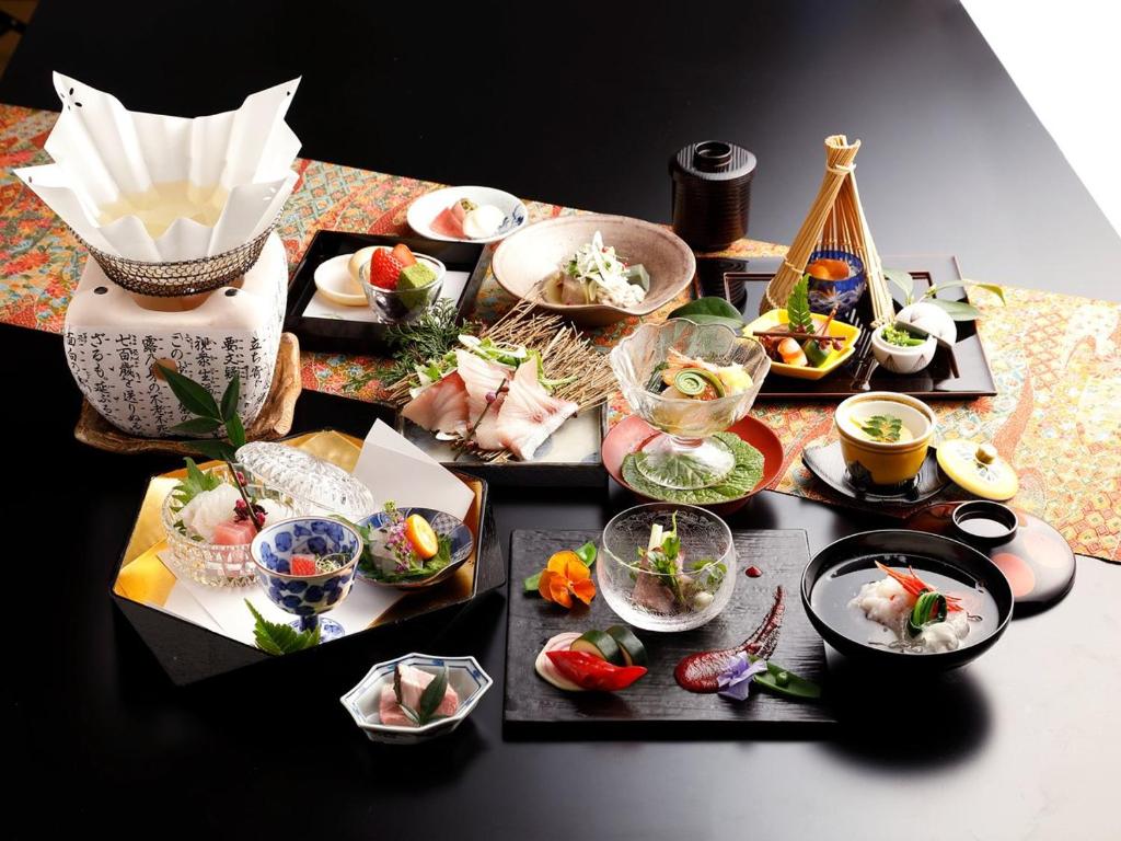 Hanayashiki Ukifune En Kaiseki Meal