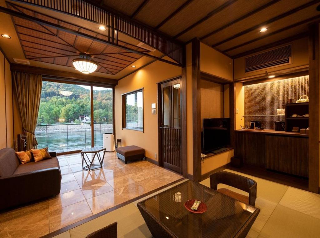 Hanayashiki Ukifune En River View Room