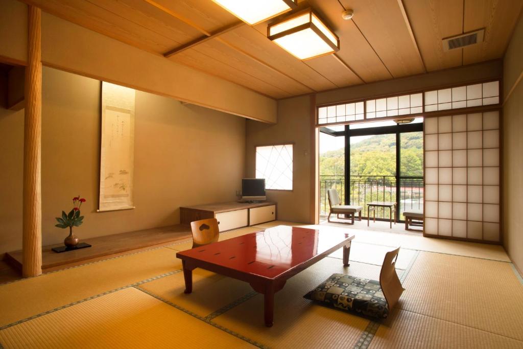 Hanayashiki Ukifune En Tatami Room View