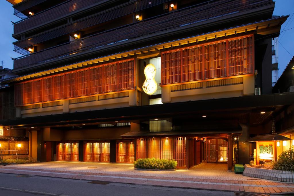 Hatori Ryokan Exterior Night