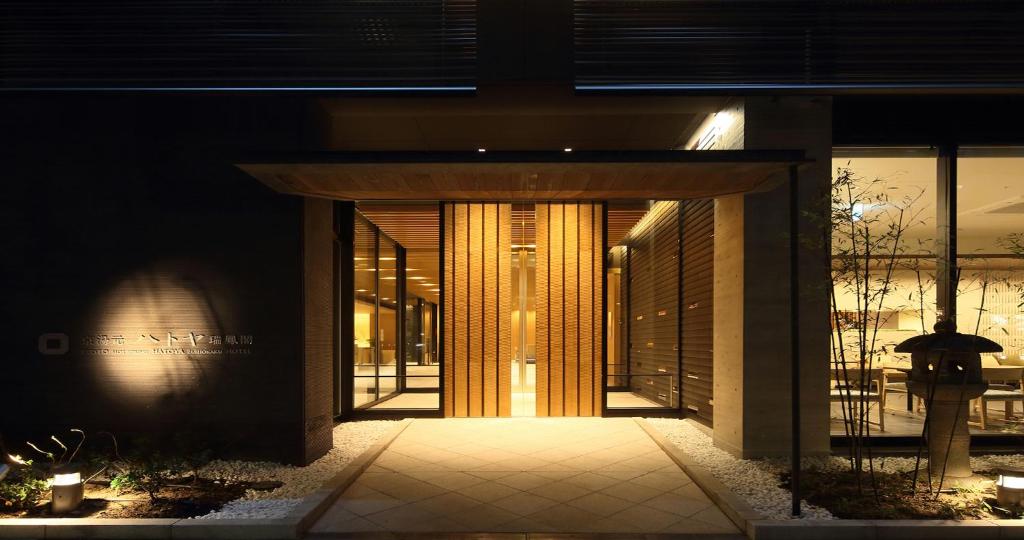 Hatoya Zuihokaku Kyoto Onsen Entrance Night