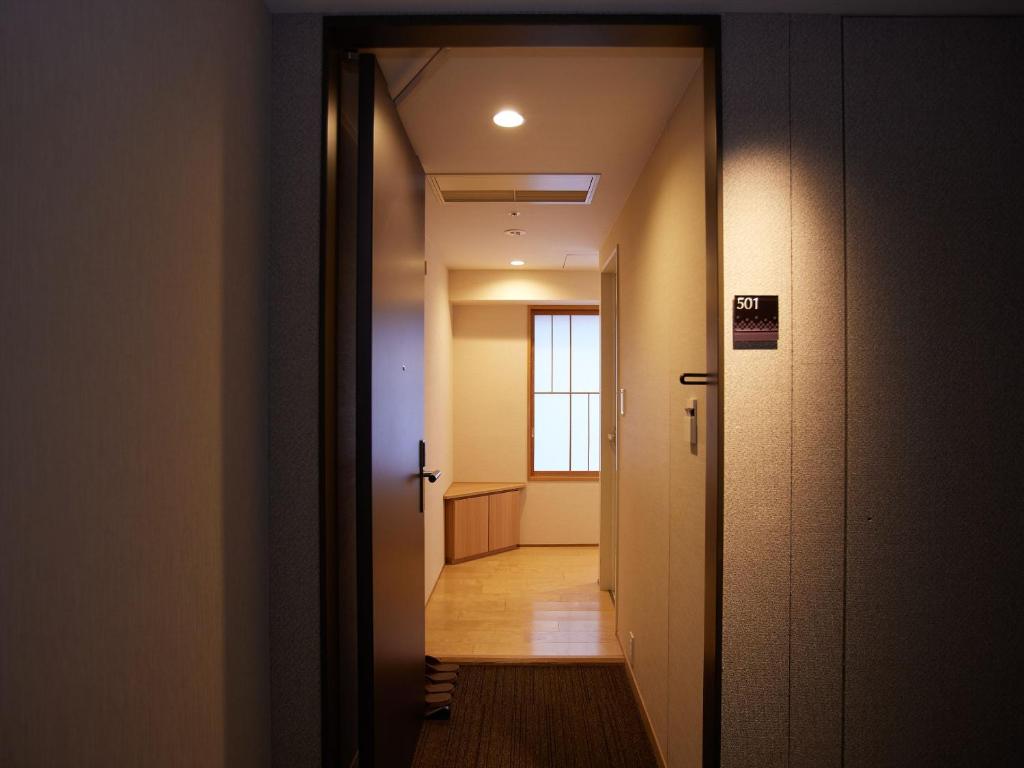Hatoya Zuihokaku Kyoto Onsen Hallway Room Entry