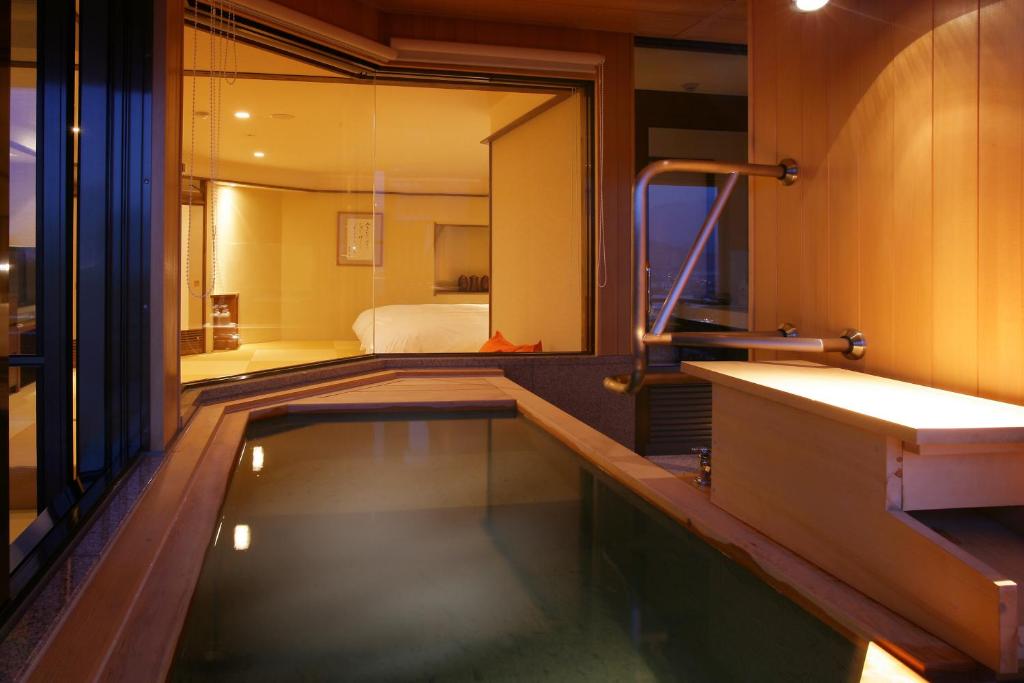 Hayamakan Onsen Room