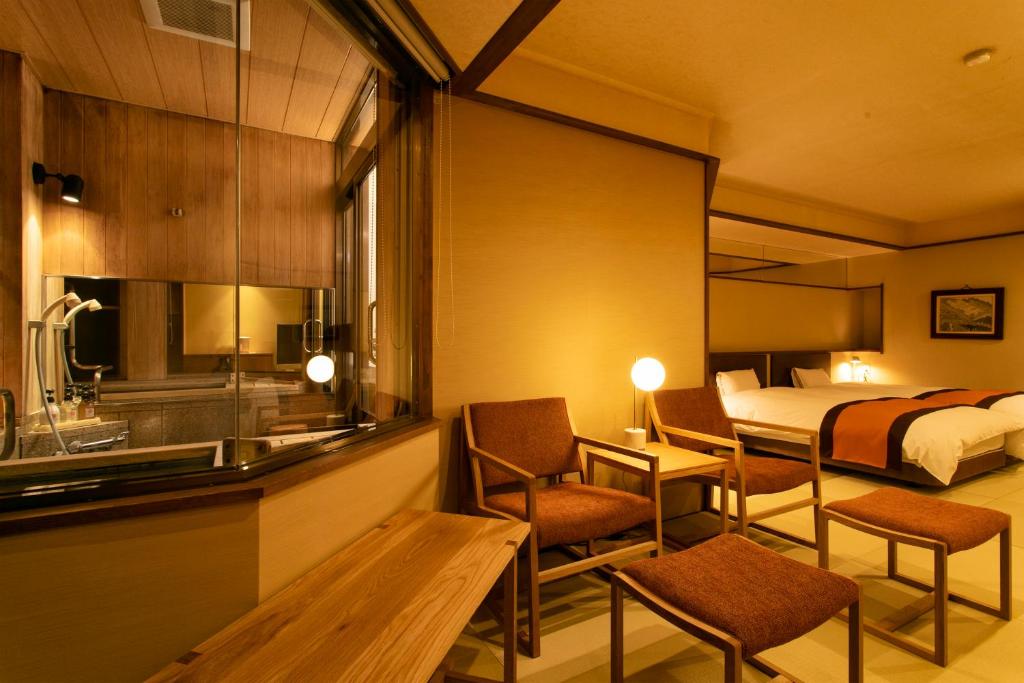 Hayamakan Room With Beds And Chairs