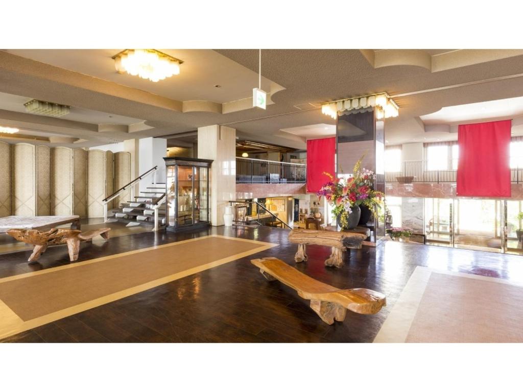 Hazu Lobby With Decorative Benches