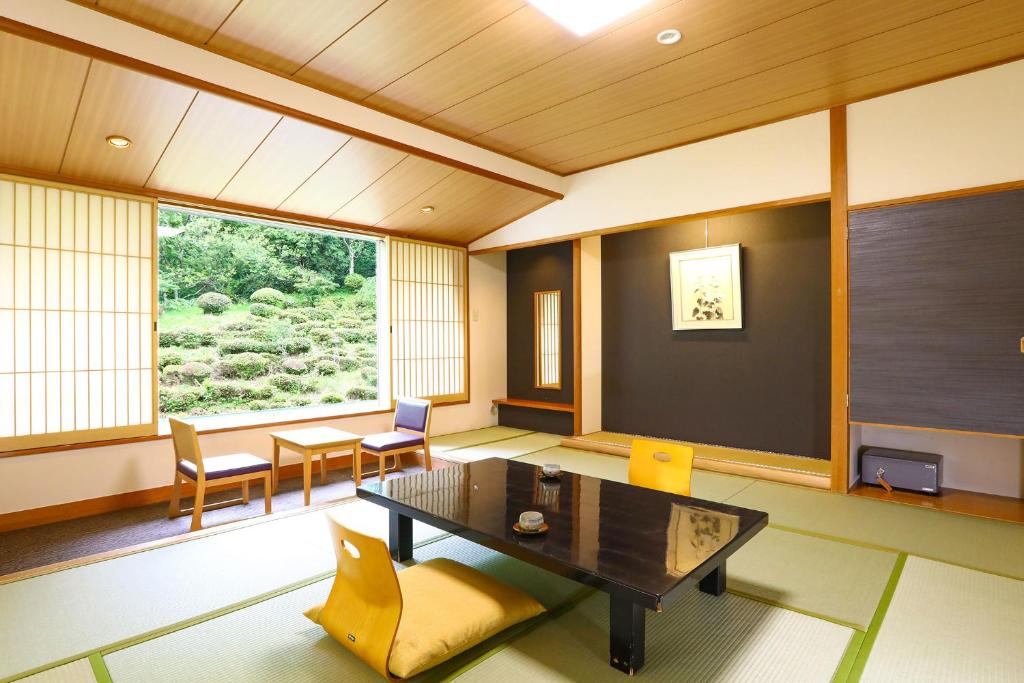 Higashiyama Grand Hotel Tatami Room Garden View